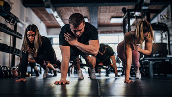 Grupo de personas realizando ejercicio mostrando entrenamiento de fuerza y estabilidad.