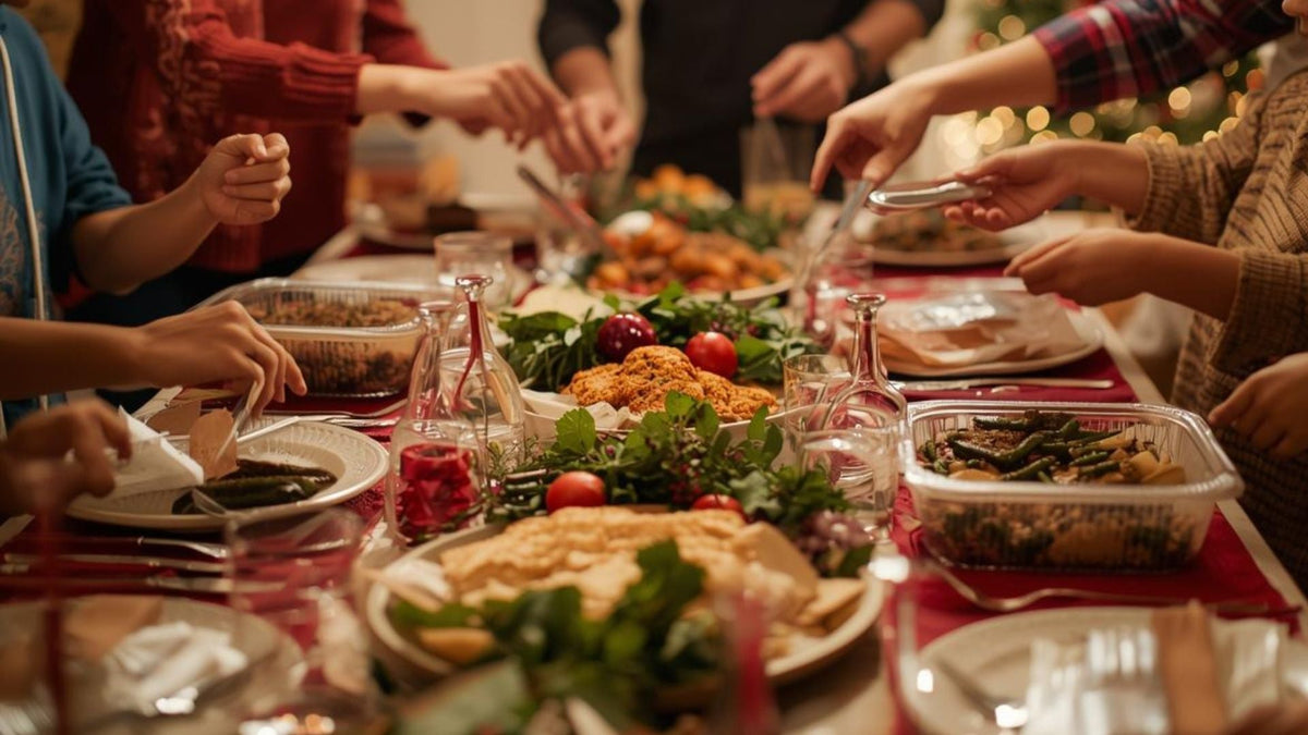 Cena navideña en tuppers de plástico.