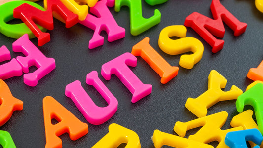 Letras coloridas formando la palabra “AUTISM” 