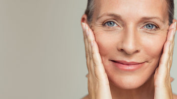Primer plano de una mujer adulta con piel saludable y envejecimiento saludable.