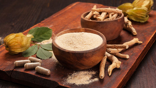 Ashwagandha en polvo y raíz con cápsulas.