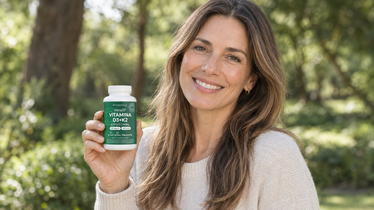 Mujer sonriente al aire libre sosteniendo  la  Vitamina D3+K2