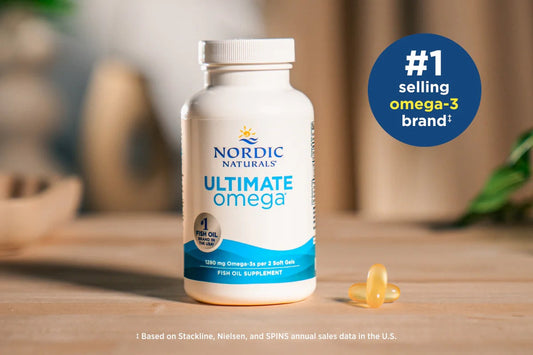 Frasco de suplemento Nordic Naturals Ultimate Omega con cápsulas de omega-3 y sello de marca líder en ventas.