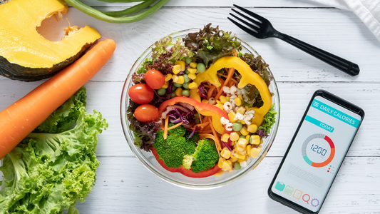 Conteo de calorías: Ensalada saludable acompañada de una aplicación de conteo de calorías