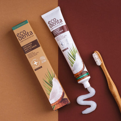 pasta dental organica de coco, blanquedor natural, aliento fresco, previene la formacion de placa, aceite de coco, vegano, sin fluor, origen natural, de color blanco textura suave