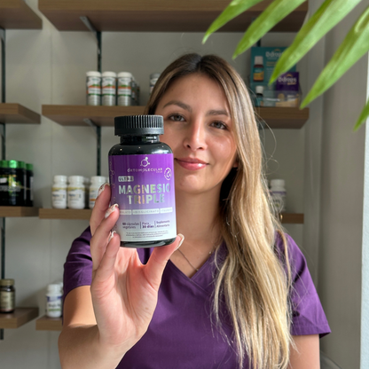 Mujer sujetando ultra magnesio triple en su mano y sonriendo
