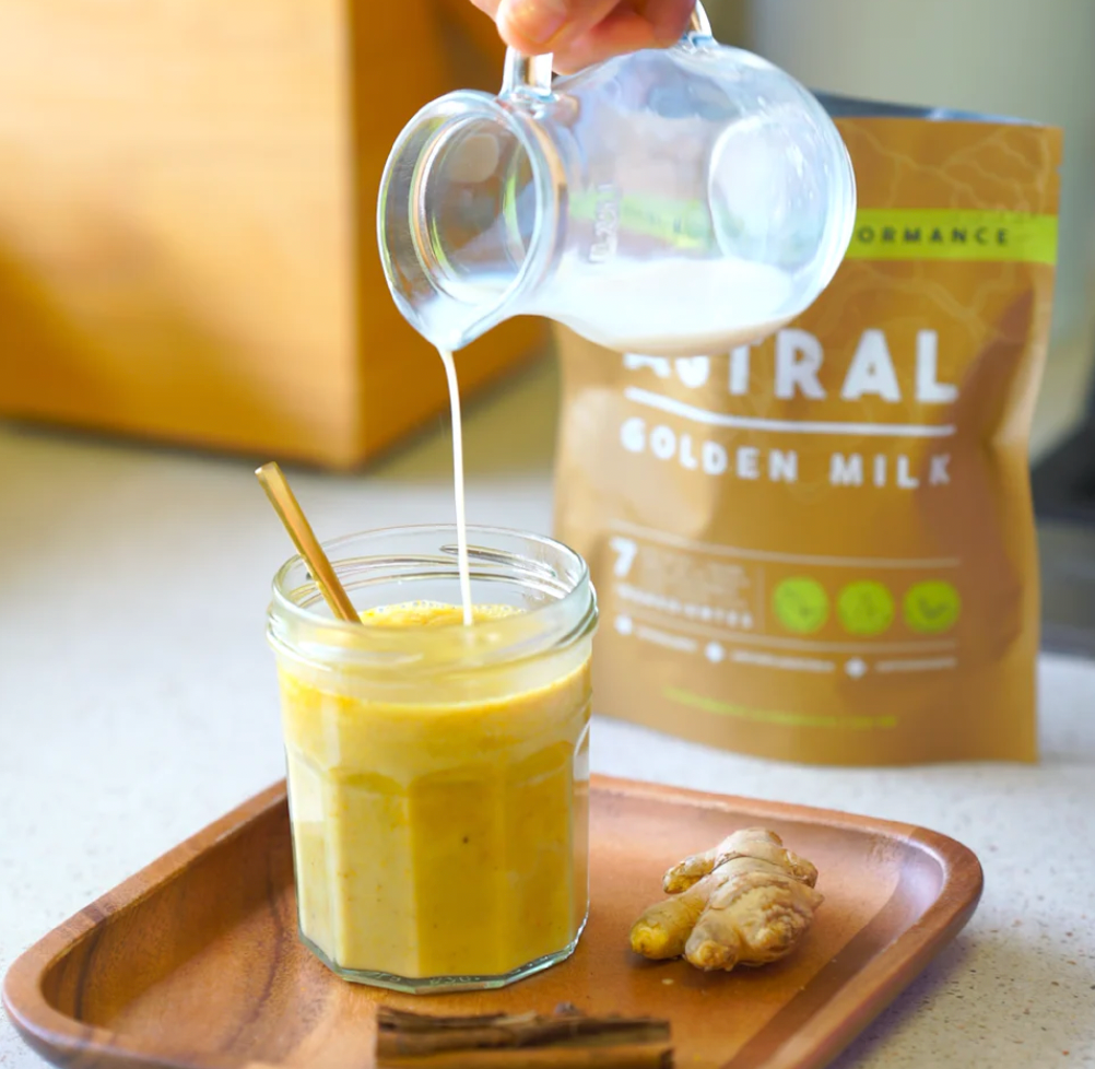 Vaso con leche de coco y Golden Milk (Cúrcuma, Jengibre, Pimienta) Astral, 210 gramos, Ortomolecular Chile