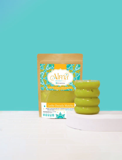 Goldenmilk matcha doypack más un vaso donde se ve la bebida lista