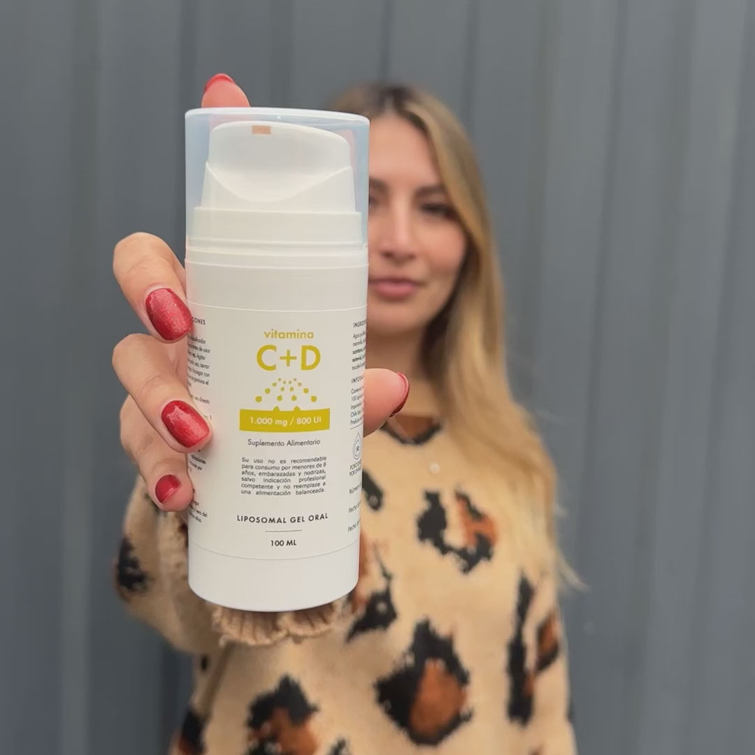 Video de Vitamina C+D de Norvita mostrando como se usa en una cuchara, gel oral con color naranjo